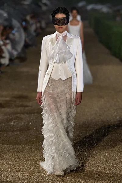 Look 16